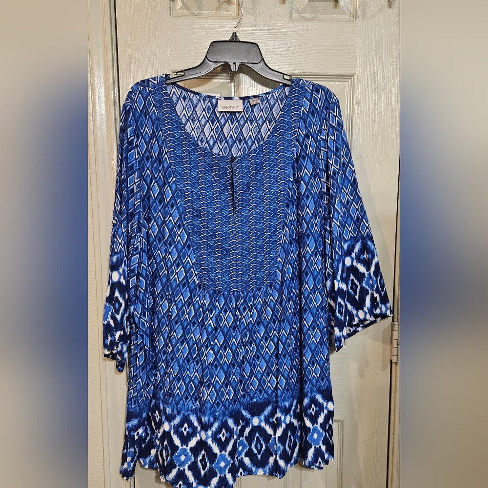 💥Reduced💥Avenue Women's Geometric Blue and White Blouse